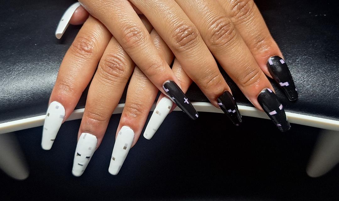 Monochrome pixel nail set